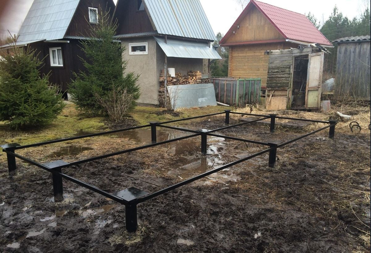 Винтовые сваи под бытовку — оголовки на одном уровне по нивелиру